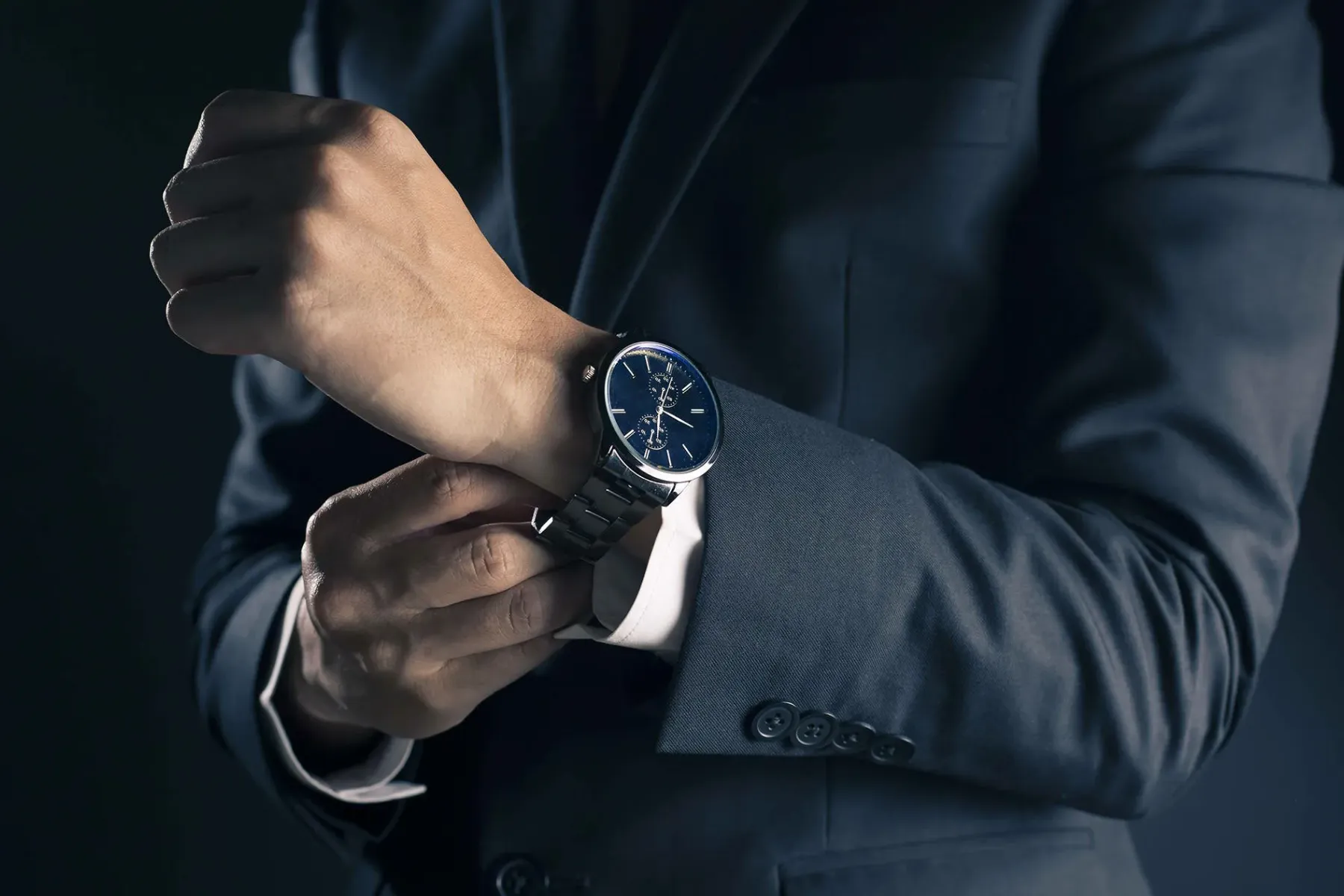 Premium-Armbanduhr am Handgelenk in elegantem Business-Look
