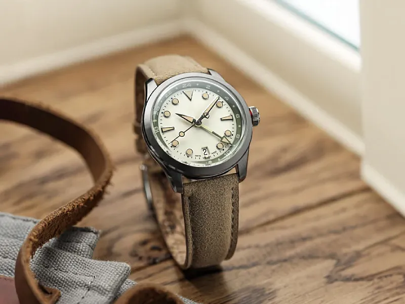 Detailaufnahme einer eleganten Uhr mit Lederarmband