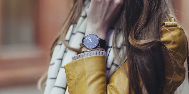 Frau mit moderner Armbanduhr und eleganten Accessoires