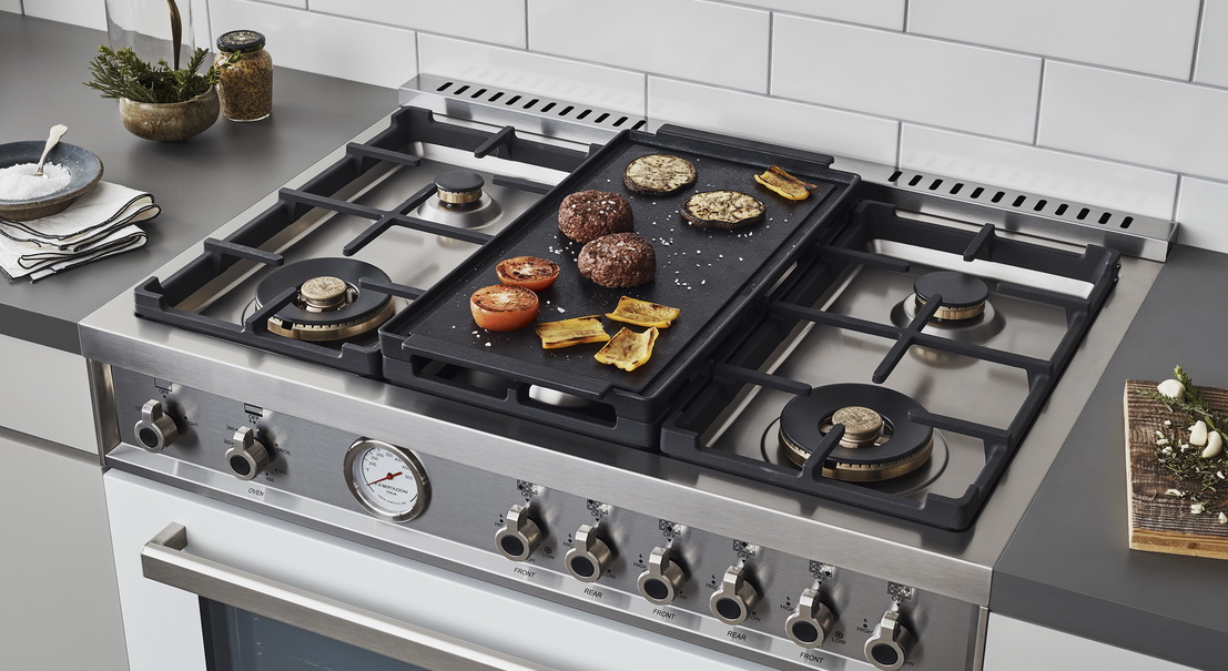 Placa de cocina con sartén y accesorios